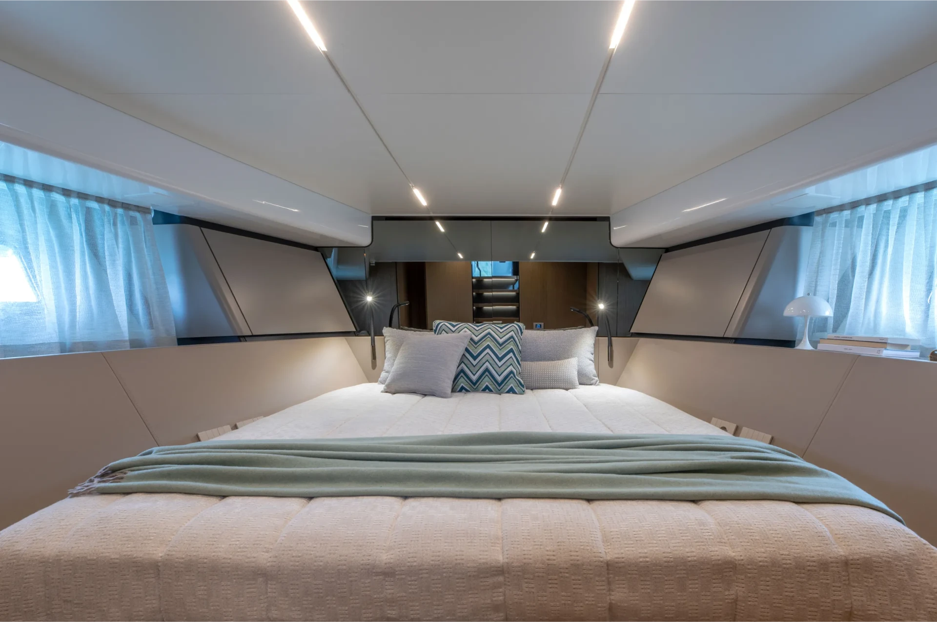 Guest cabin, forward