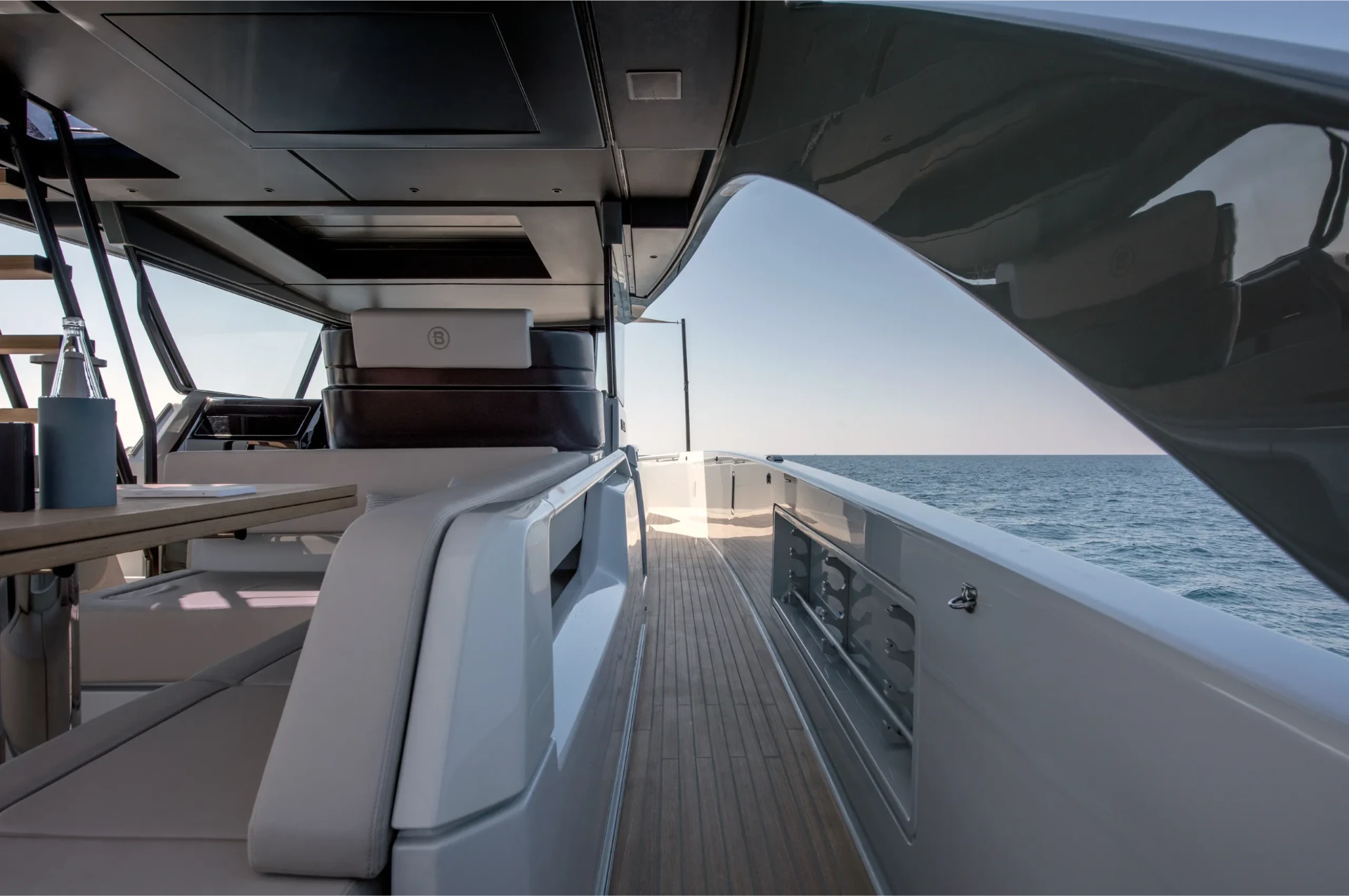 Side deck and glazed superstructure